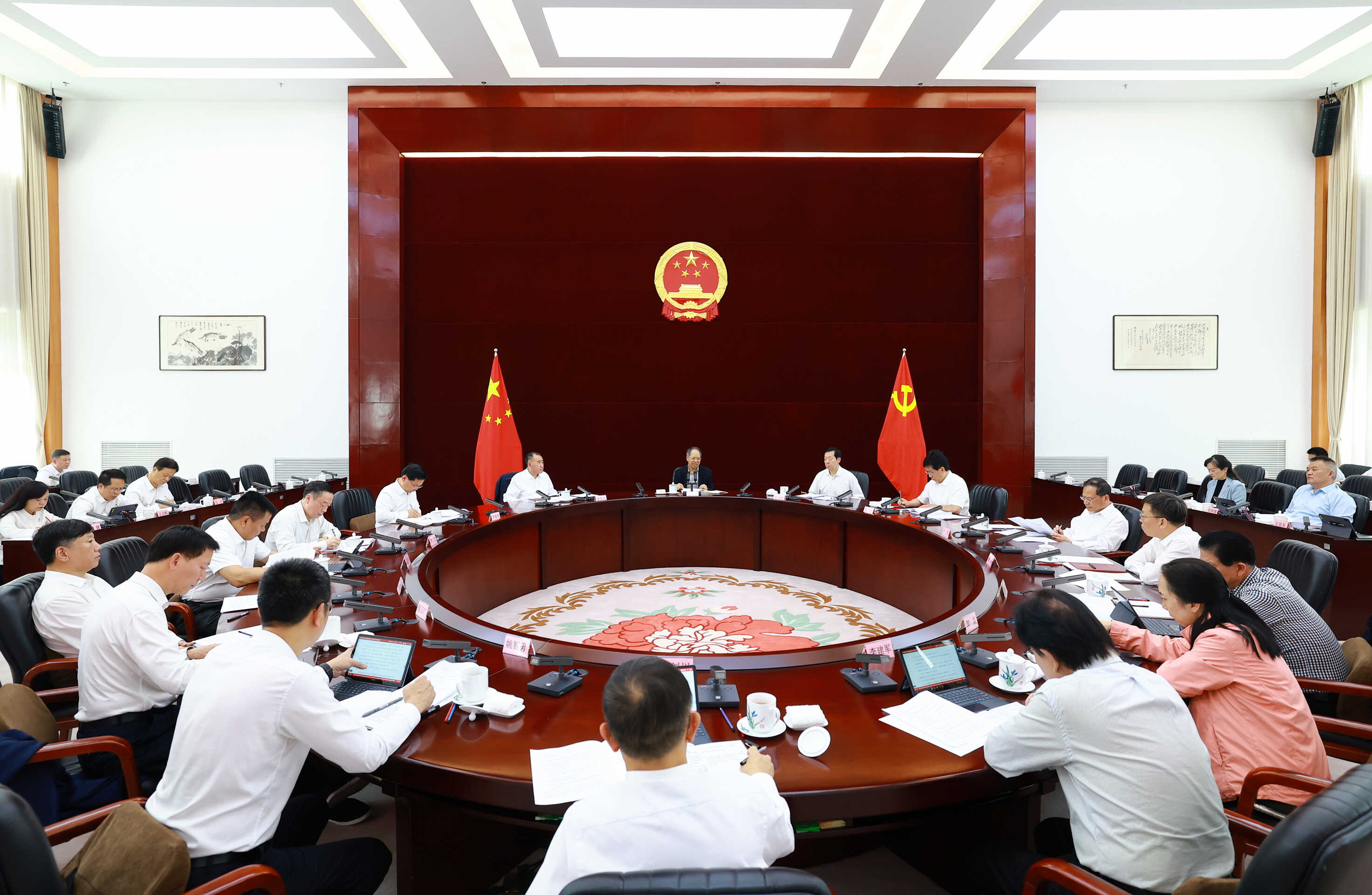 省人大常委會(huì)黨組（擴(kuò)大）會(huì)議暨理論學(xué)習(xí)中心組集中學(xué)習(xí)研討會(huì)召開(kāi)